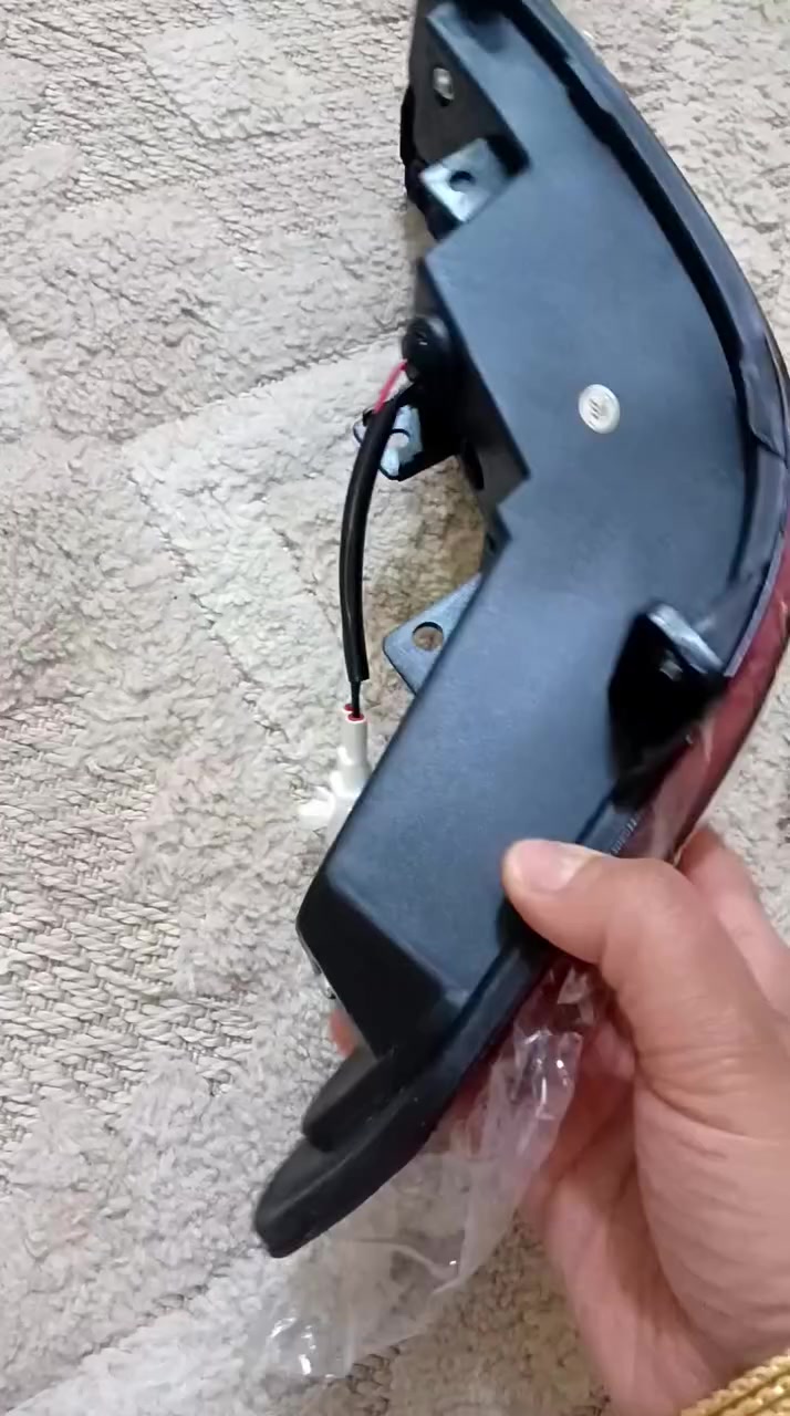 هذا المنتج هو ضوء مصد خلفي (عاكس) لسيارة شانجان CS75 بلس. 
الوظيفة: يعمل كضوء ضباب خلفي، وضوء عكسي، وضوء خلفي متكامل.
المميزات: مصمم بجودة عالية وتصميم متين ليدوم طويلاً.
التركيب: يدعم التوصيل المباشر بأسلاك السيارة الأصلية لسهولة التركيب.
التوافق: قطعة غيار مخصصة لسيارات شانجان CS75 بلس.

السعر اثنينهم ب 30 الف هاي مال باب السياره أربع قطع


**إذا كنت صاحب هذا الإعلان وتريد حذفه لأي سبب، رجاءا أرسل رسالة إلى الدعم الفني**