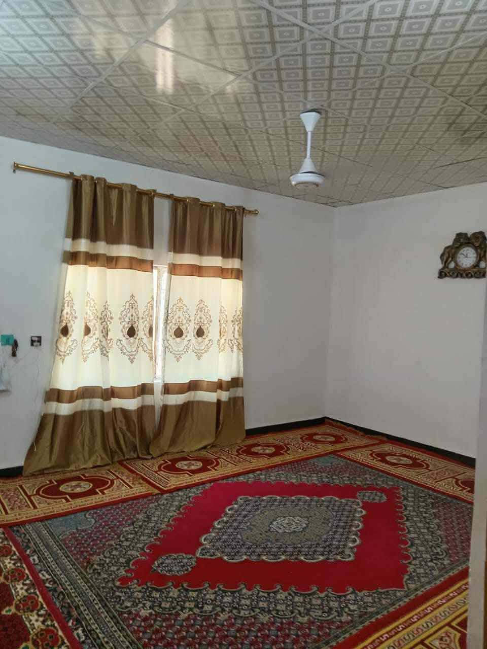 بيت للبيع المساحه 200م يحتوي على غرفتين وصاله واستقبال وصحيات داخليه وخارجيه ومطبخ البناء بلوك الموقع قرب روظه النسيم السعر 25 مليون وبي مجال بسيط للاستفسار مراسله الصفحه او الاتصال ع الرقم ***********
