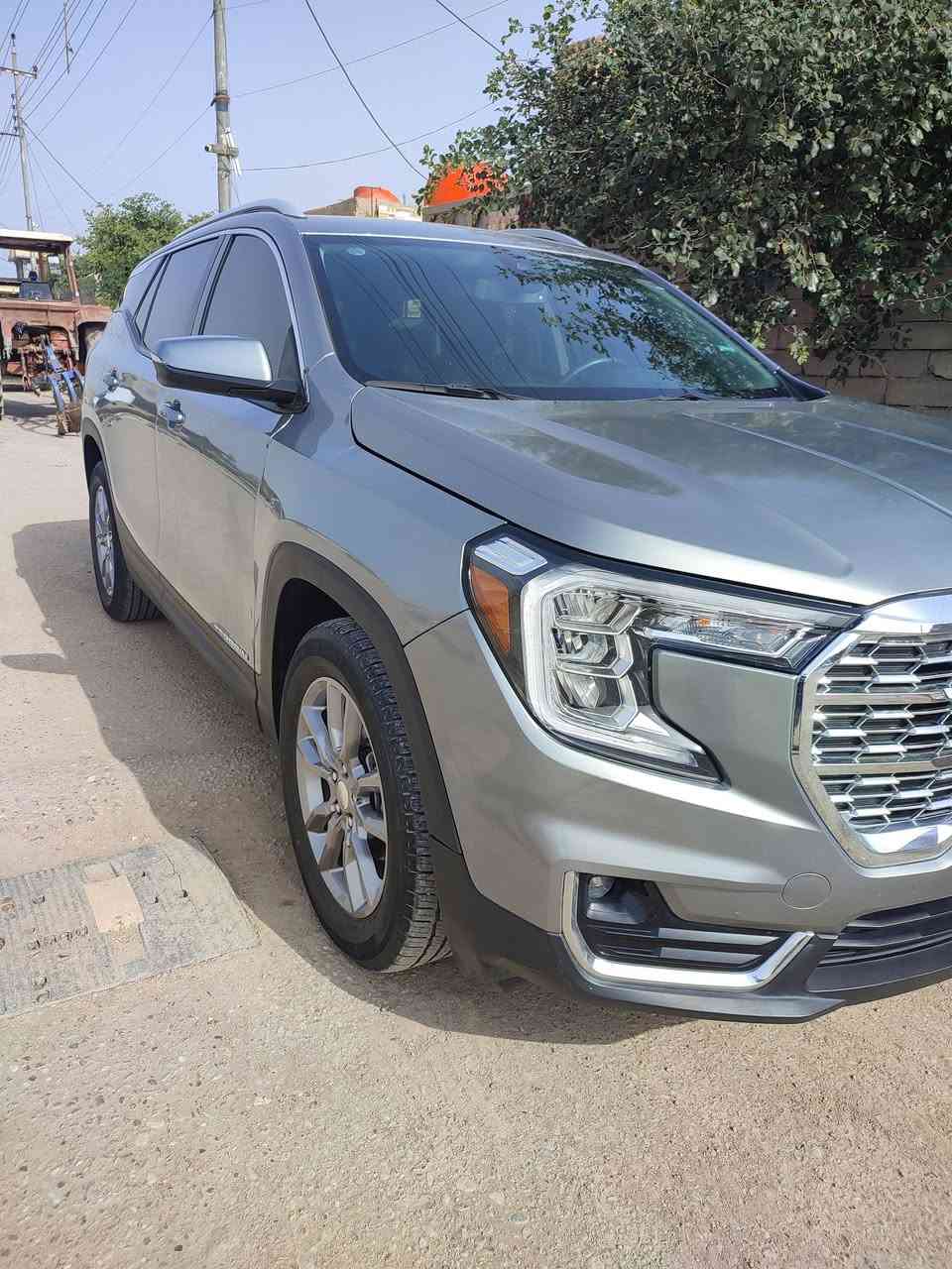 (جمسي تيران ​الموديل: 2024 . تترقم جميع المحفظات معدا الاقليم 
​الفئة: SLT (كامل مواصفات ما عدا الفتحة).
​المحرك: 1.5L Turbo (قوي واقتصادي جداً بالوقود).
​ناقل الحركة: أوتوماتيك 9 سرعات.
​المواصفات الداخلية والترفيه:
​المقاعد: جلد فاخر (Perforated Leather) مع تطريز مميز.
​التحكم: كراسي كهرباء (8 اتجاهات) مع ذاكرة خزن لوضعيات القيادة.
​التدفئة: تدفئة للمقاعد الأمامية وللمقود (ستيرنج).
​الشاشة: شاشة كبيرة 8 إنش تدعم Apple CarPlay و Android Auto (لاسلكياً).
​النظام الصوتي: نظام Bose العالمي بـ 7 سماعات (صوت نقي جداً).
​التكييف: مناخ مزدوج (تحكم منفصل للسائق والراكب).
​الأنظمة التقنية والأمان:
​التشغيل: بصمة وتشغيل عن بُعد.
​الصندوق: باب خلفي كهربائي (يفتح بحركة القدم - Hands-free).
​الأمان: رادار تصادم، نظام الحفاظ على المسار، تنبيه النقاط العمياء، وكاميرا خلفية عالية الدقة.
​الإضاءة: LED بالكامل (تصميم GMC المميز).
​تحديد مسار 
سياقة ذاتيه 
وبعد بيها مواصفات ما ذاكرها 
الحادث خفيف بنيد فقط راجع عل بارد  صورة الحادث مرفقه مع الصور 
​للتواصل والاستفسار:
​السعر: [ 185 ورقه ]
​رقم الهاتف: [***********]
​الموقع: [البصرة قرنه ثغر ]
