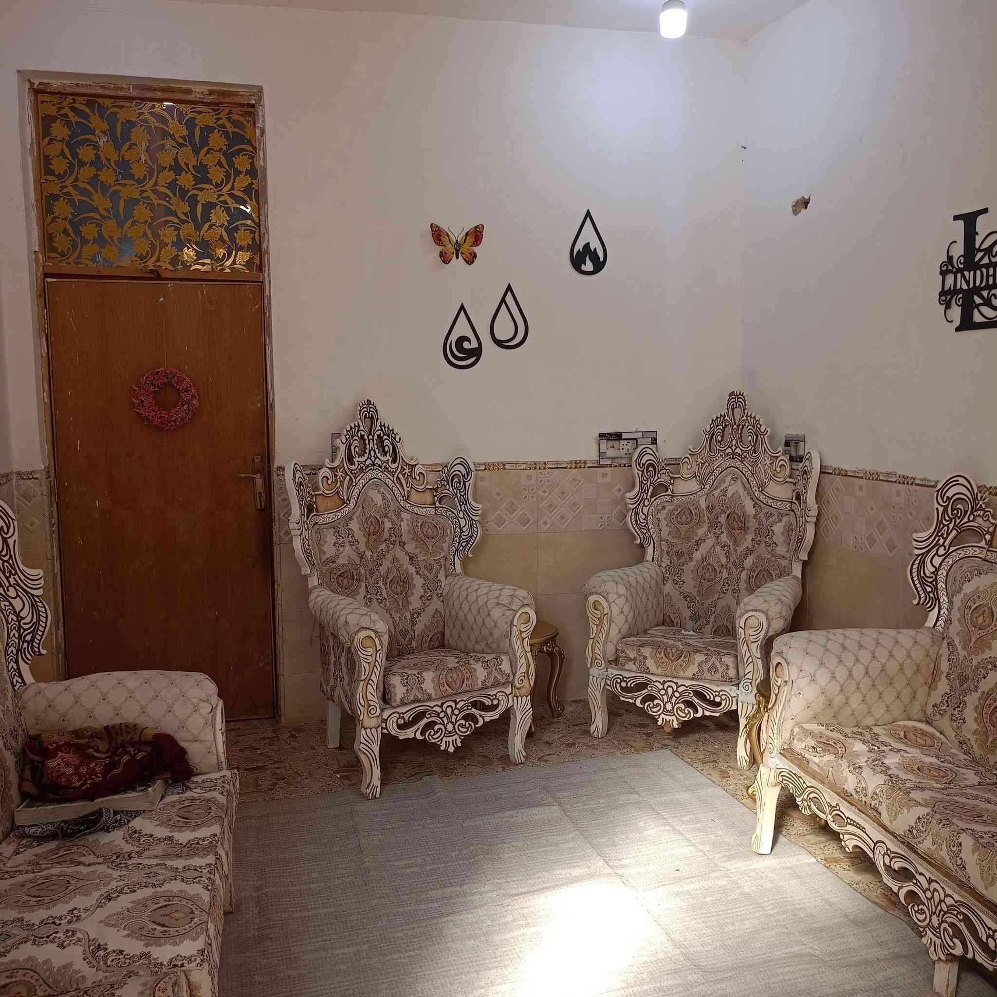 دار للبيع العنوان نادر الاولى قرب فرن صمون بركات ام البنين
المساحة 100م  سند 25طابقين
متكون من 3غرف نوم وصاله ومطبخ اومجمع صحيات داخلي وخارجي الطابق العلوي يحتاج فقط بورك ملبوخ سمنت السعر 100 للاستفسار الاتصال على الرقم ***********
