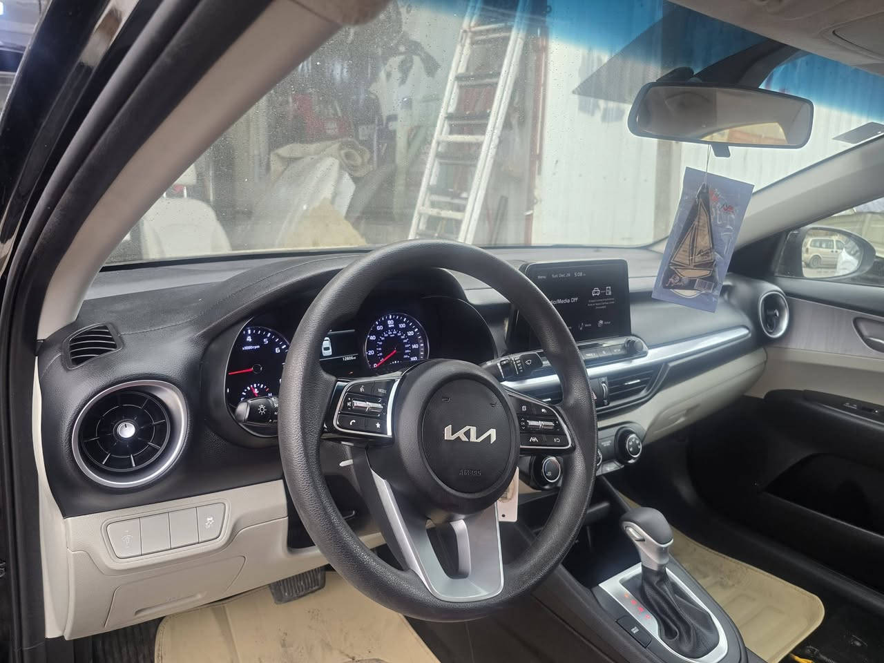 سلام عليكم  فورتي موديل 2023 سيارا ماشييا 12الف  سياارا حادثها خلفي بدون شواصي سليما او حوض  البنيت بارد او الجاملق اليمن بي بارد او الحافا مال بنيد بارد  سيارا داخل بيجي  السعر 135بيها مجال   سيارا مرقما كاملا بغداد العنوان بغداد الدورا  رقم الهاتف ***********
