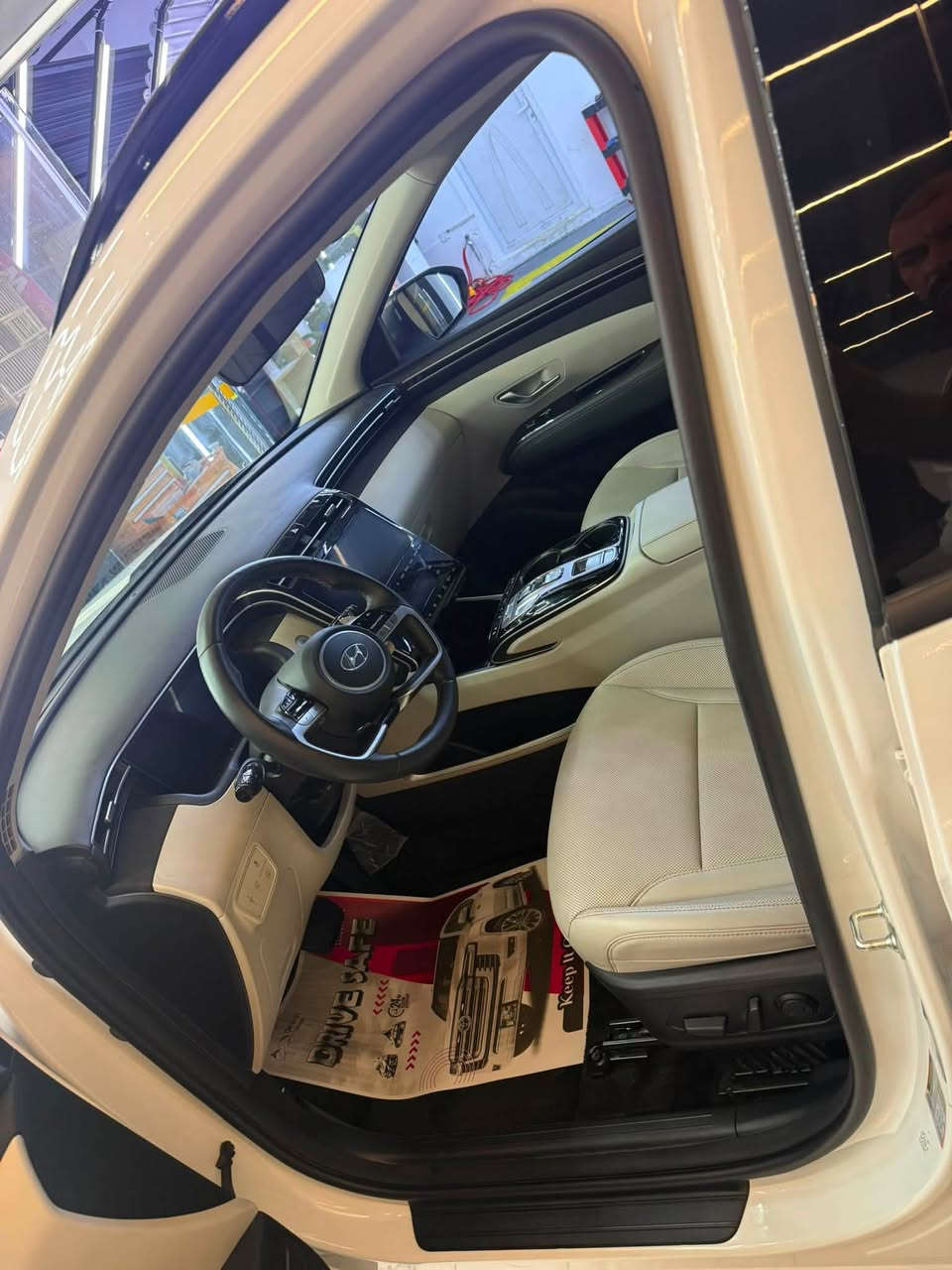 🚗 2024 HYUNDAI TUCSON LIMITED

🛠️ الضرر:  جانبي موضح في الصور
📏 عداد المسافة: 7000 الف مايل (فعلي)
📋 حالة السيارة: تشتغل (Run and Drive)
🔧 حجم المحرك:1.6L– 4 سلندر (هايبرد)
🔍 رقم الشاصي: KM8JECD18RU244474
📍 موقع السياره : بغداد 
للستفسار الاتصال ***********
