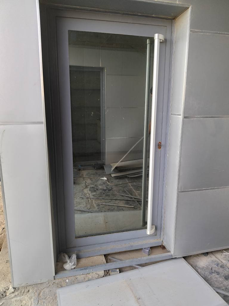 سلام عليكم 
بوب جام  عدد 3
قطعتين عرض متر ورتفاع 2متر
وقطعه ملحق عرض متر ونص وارتفاع 2متر و20
حديد مليمين يدات المنيوم داخل واخرج كيلونات كامله 
مكان بغداد اتواصل ***********
