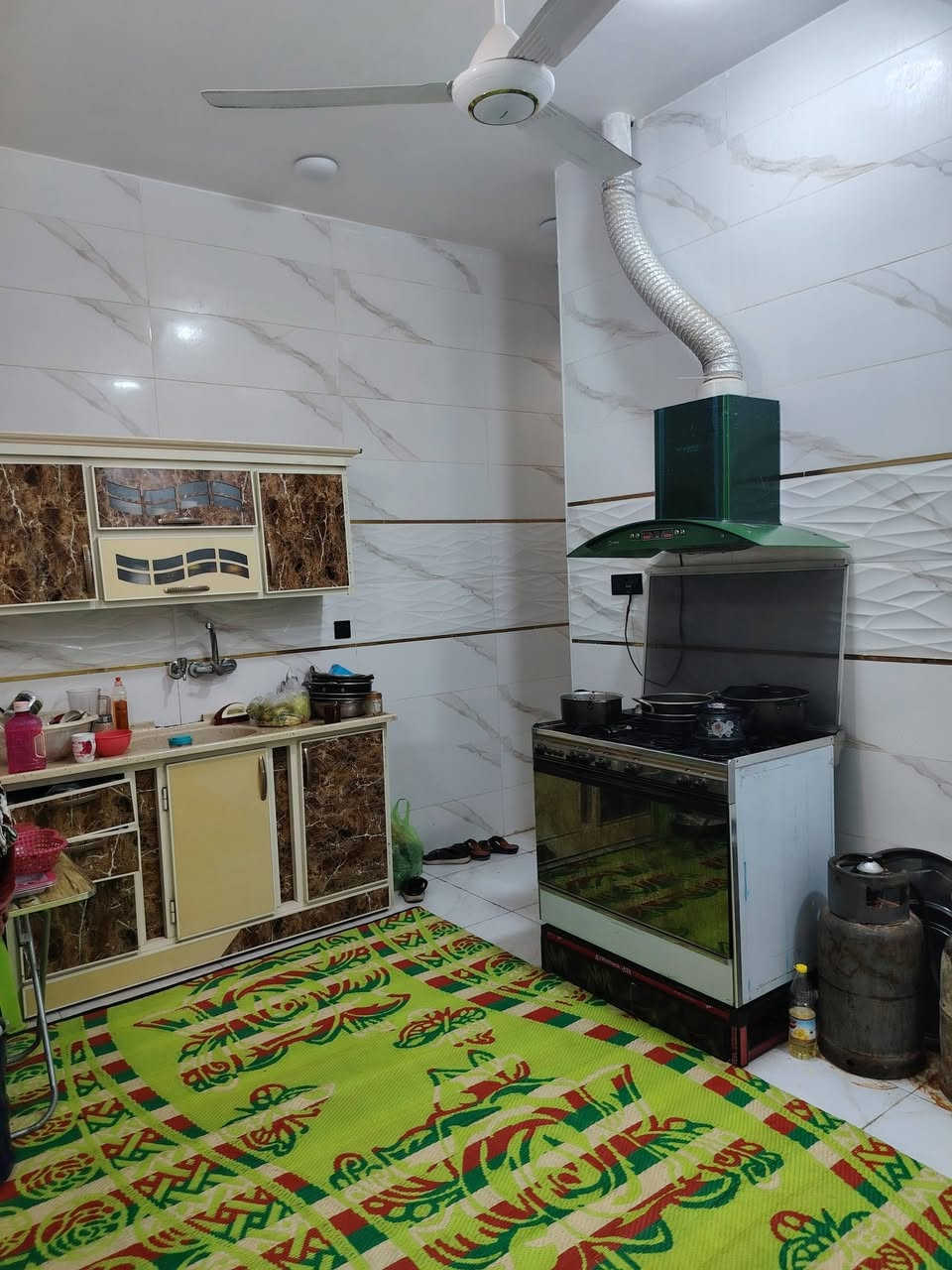 السلام عليكم بيت للبيع في حي السهيليه المساحه 100 متر البناء طابق ونص السعر والاستفسار على الرقم ***********
