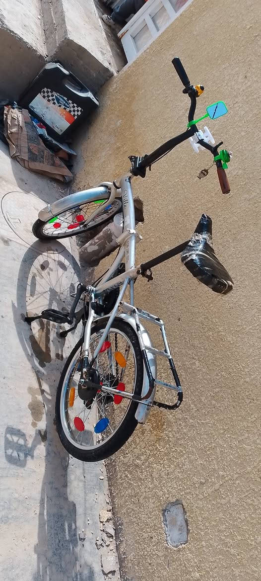 السلام عليكم بايسكل حجم 20للبيع تخم وياله تخم تاير زنجيل جديد مكينه جديده عكرب جديم مامصبوغ بلادي سعر 60 وبي مجال ***********
