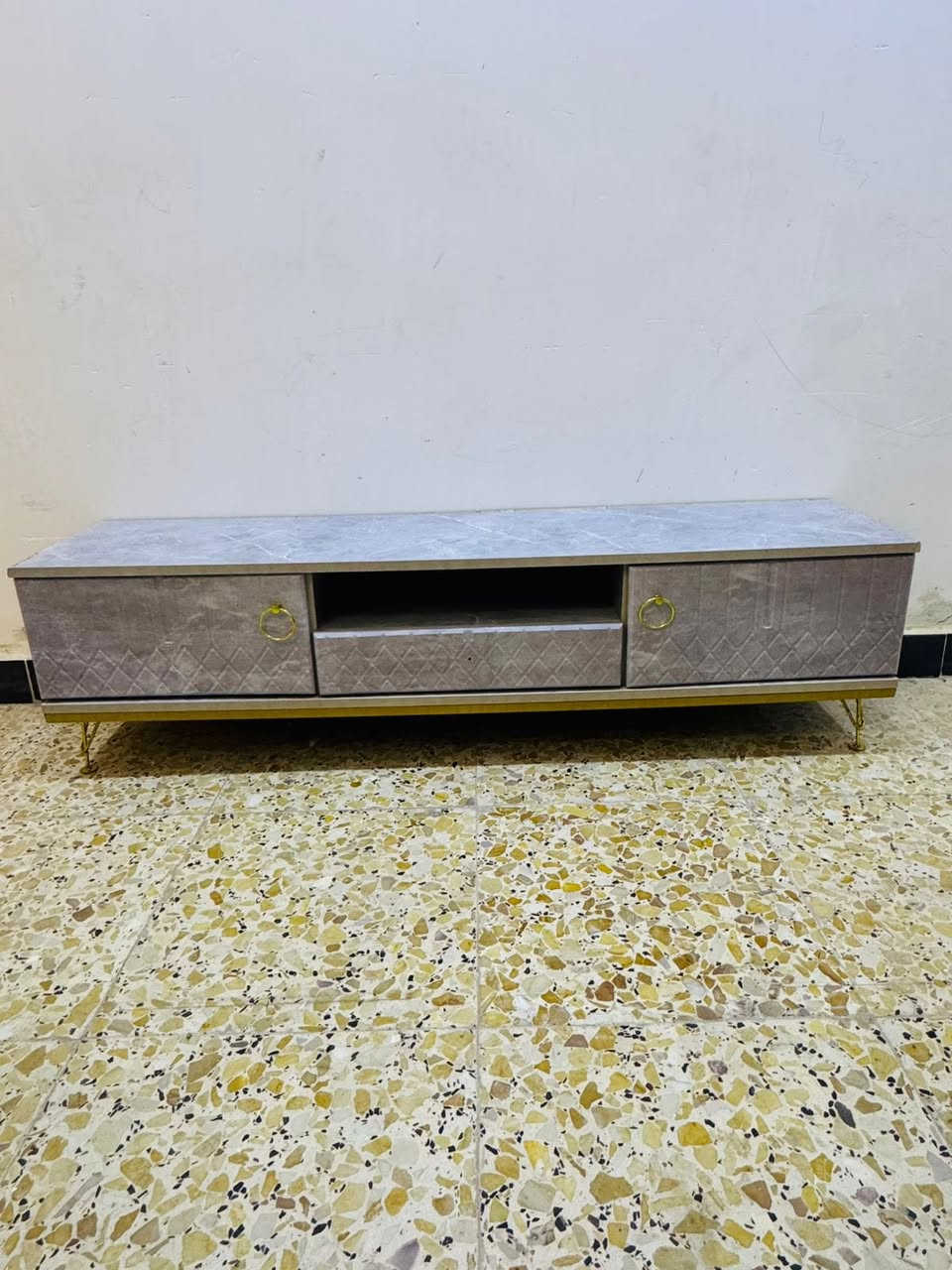 السلام عليكم 
كاروك طفل استعمال قليل سعره ٧٠وبي مجال 
مبرده سعرها ٥٠
ميز تلفزيون ب٢٥
للاستفسار ***********
