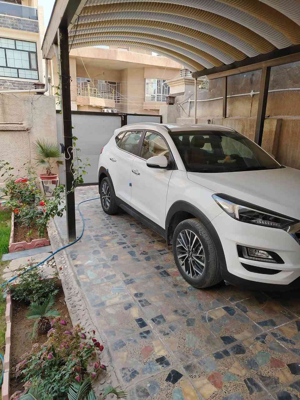 توكسان خليجي الكاصد موديل ٢٠٢٠ مكفولة من التبديل والبارد والصبغ مواصفاته خمس عدسات بصمة باب كراسي كهرباء امامي مري شفط كشاف زنون هند بريك بالرجل سبيرمنازل ماشية ٣٧ تايرات الشركة زوج موجودة بالخلف لون أبيض بغداد مشروع وطني بسعر٢١٥ للاستفسار الاتصال ***********
