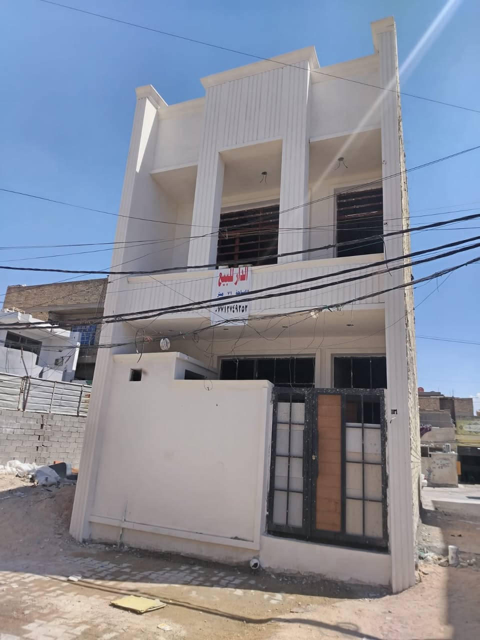 مكـلف بل النشر
دار للبيع مساحه 75 متر 
طابقين يحتوي على استقبال ومطبخ وصحيات وغرفه نوم واحده في الطابق لاول وفي الطابق الثاني غرفتين نوم و صحيات كامل نقصه بس بياض وكاشي مكانه بغداد الشعله قطاع 7 شارع ابوحيدر الجيزاني 

للتواصل مع صاحـب  الدار ***********
