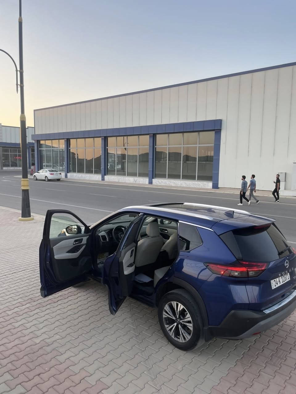 Nissan ROGUE SV PLUS كلين
للبيع و المراوس
نيسان روج 2023 فول موصفات 
3 سلندر 1.5 توربو
1. بانوراما 
2. لون نيلي مميز 
3. كفاله عامه 
4. ماشيه٥٣ الف كيلومتر
5. صندوق كهرباء 
8. حساسات 360 درجه + كأمره 
9. رادارت جوانب امامي خلفي 
10. بصمه تشغيل و ابواب 5 بصمه 
11. تشغيل عن بعد 
12. داخل لونين
13. كشنات هيتر
14. ستيرن هيتر
15. شاشه جبيره 
16. هند بريك بصمه 
17. اتو هولد 
18. اتو بارك 
19. تحديد مسار 
20. استيران D سبورت 
21. رقم دهوك باسمي تحويل مباشر 
22. مكان السياره زاخو/دهوك
23. الاستفسار *********** 
24. السعر ١٧٤ ورقة

