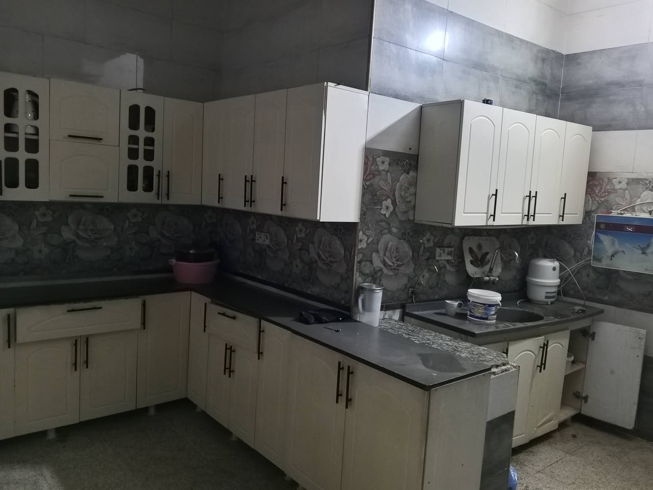 السلام عليكم بيت 200 متر طابقين تسليح حي الصحفيين قرب الفلكة الفرع الثالث بالبداية الطابق الاول يحتوي على استقبال 6.5×4 وصالة 7×5 وغرفتين نوم 5.15 ×4 ومطبخ 5×4.5 و صحيات عدد 2 شرقي وغربي الطابق الثاني اربع غرف نفس قياسات الطابق الأول وصالة وصحيات الاستفسار الاتصال على الرقم ***********
