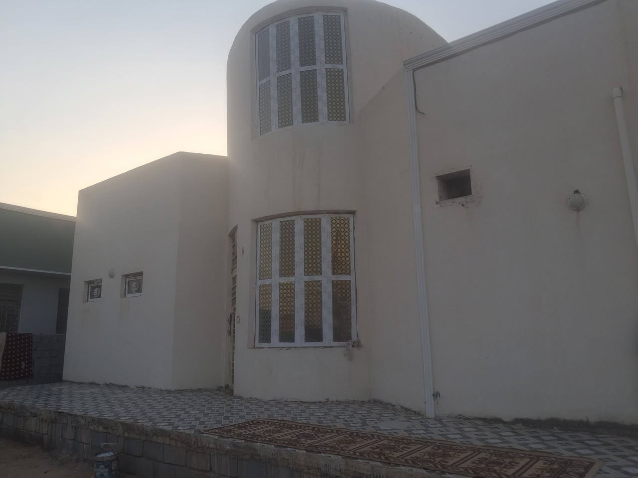 السلام عليكم $$ بيت للبيع حي الجوادين في الشاخه سند 25 طابو زراعي يسجل باسم المشتري يتكون من غرفتين نوم واصاله كبيره وصاله صغيره استقبال مع مطبخ مع قاطع صحيات مع كلدور كافة الخدمات تبيط على البيت كهرباء وطني ثري فيز مولده سحب شارع مع ماء اساله مساحه الكليه 565 متر بنا طابوق درجه اولى  الاستفسار على *********** ا
ادمن وافق
