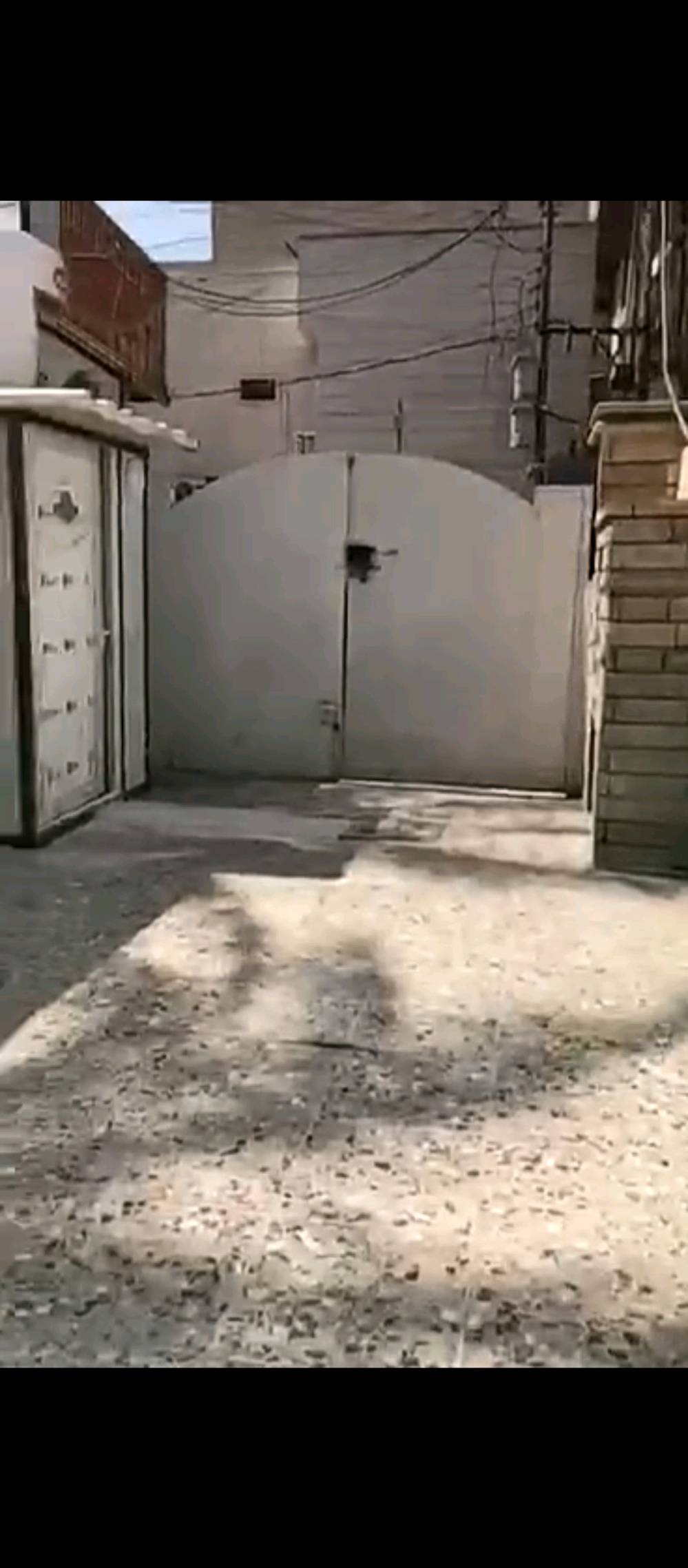 السلام عليكم بيت للايجار مساحه 80 متر يحتوي على كراج سياره مطبخ وكعده وغرفه نوم خدمات جوه وخدمات بالخارج جاهز من كل شي واير سحب وجوزه جهاز كهرباء واضاءة البيت جاهز للايجار او كعده
ما هو العنوان الدقيق للمسكن؟: 
بغداد الدوره ابو دشير شارع الصيرفه للاستفسار الاتصال على الرقم 
كم مساحة البيت الإجمالية؟: 
80 متر 
هل توجد تجهيزات مطبخ متوفرة؟: 
لا توجد 
هل الإيجار يشمل الأثاث أو جزء منه؟: 
جزء منه مثل الإضاءة 
ما هو رقم التواصل للمهتمين؟: 
***********