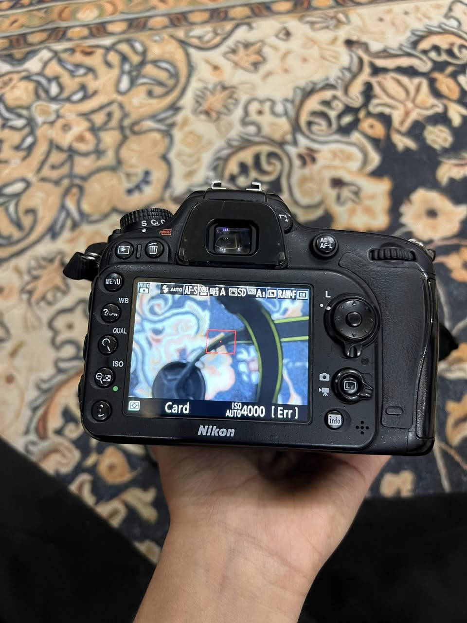 السلام وعليكم كامره نيكون D7200  مع الزوم الاصلي مالتها وشاحنته وقبضه نيكون إضافيه الاصليه ورام 32k وبطاريه مالتها واير نقل الاصلي وجنطه مقسمه  مكانه البصره 
الرقم ***********
