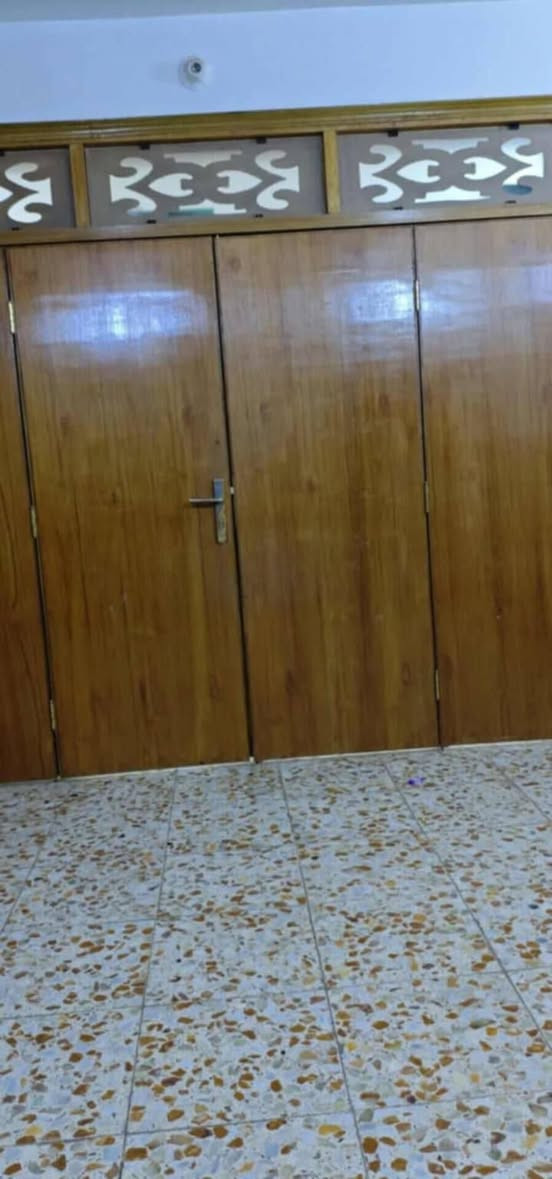 🏡 #للبيع #دار_سكني 
📍 #الموقع: مطاعم الجمجمة خلف المحكمة الجديدة
  
✨ #المواصفات:  
▫️ المساحة:220 م² 10 م في 22 م
▫️طابو زراعي سند 25
▫️مكملين معامله تطويب
▫️بناء حديث
...................
🔹محتويات الدار : 
_ ٣ غرف نوم وهولين فوك وجوة وصاله كبيره وصحيات خارجيه وفوك ومجمع صحيات داخل البيت
---------------------------------
📞 للاستفسار والمعاينة: 
الاتصال على الارقام :
***********☎️ واتساب    
او مراجعة المكتب 
الحلة _ الكرامة الشارع المشجر مجاور اسواق المطار 1 
--------------------------------
✅ نستقبل جميع عروضكم السكنية 🏠 والتجارية 🏡 بكافة مناطق الحلة 
……………………………
