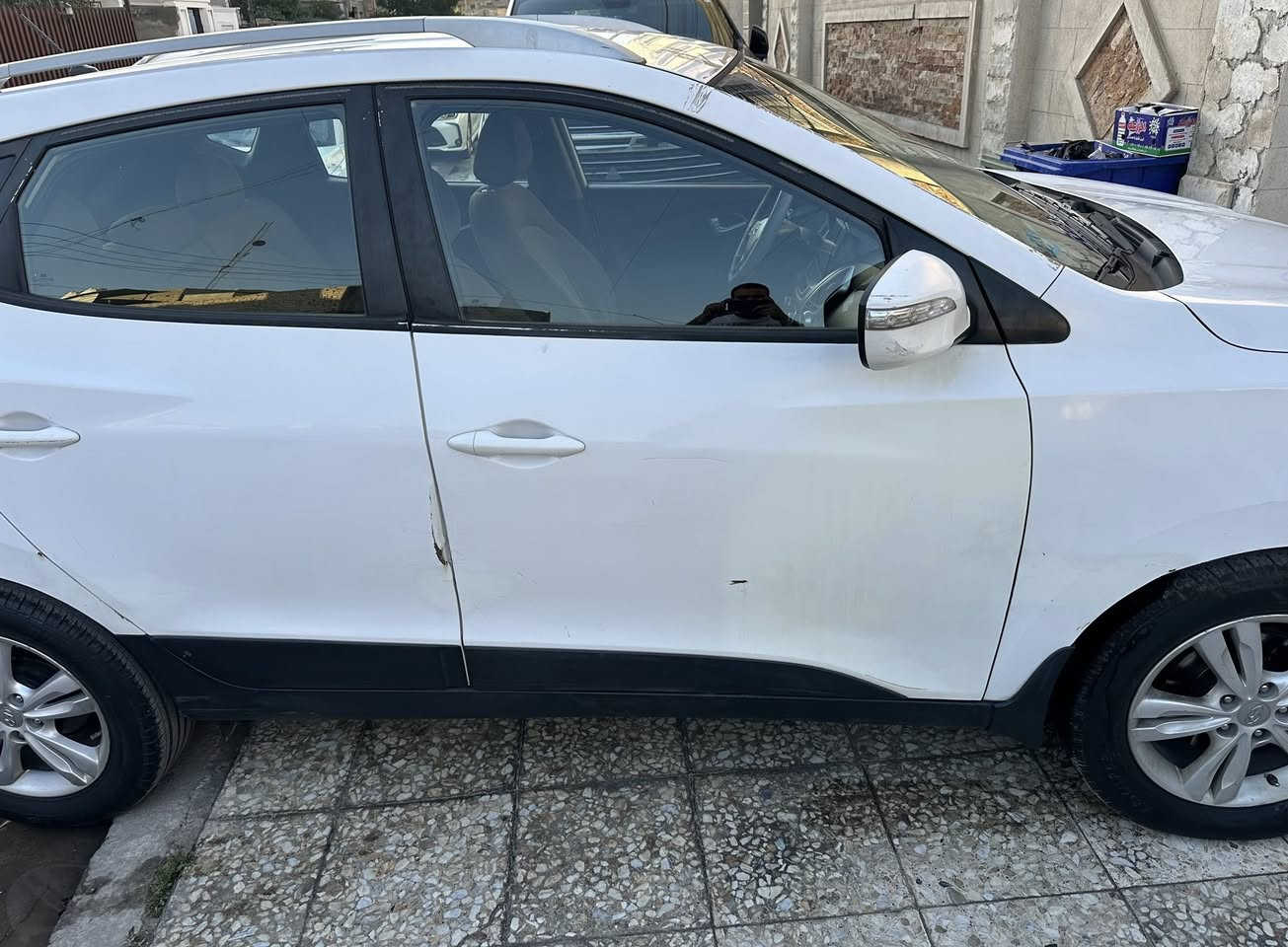 السلام عليكم
توسان خليجي للبيع مديل 2013  رقم بغداد جديد سنوية 35 باسمي تحويل ثاني يوم 
بيها نص باب بصف السائق والجاملغ الايمن بارد بدون صبغ وبعض الملاحظات صدر جديد  ماشية ١٨٠ الف 
السعر 133 وبيهة مجال 
مكان السيارة بغداد 
***********
