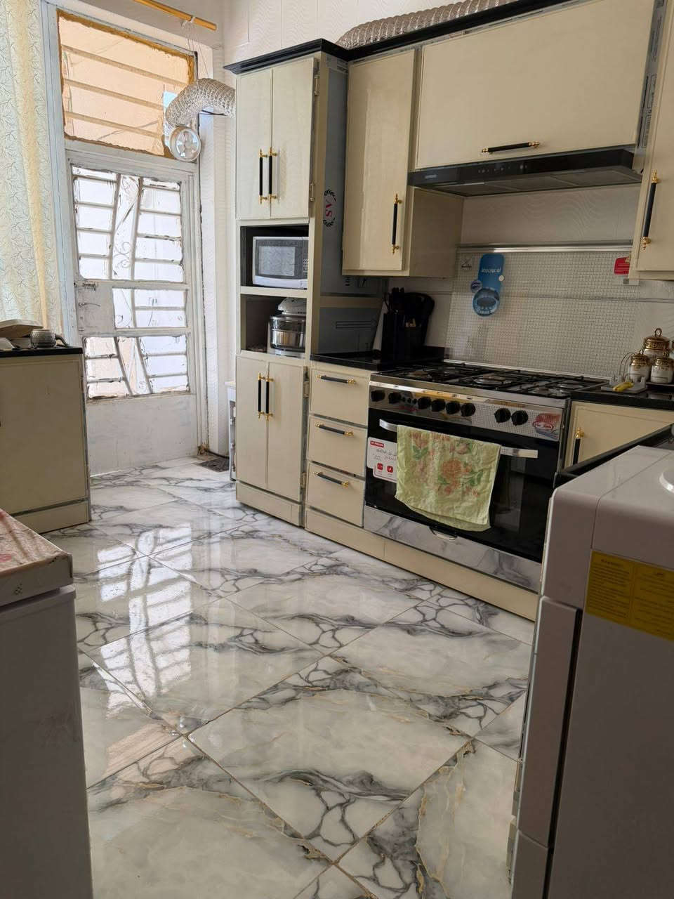 بيت للبيع حي الامين الثانيه طريق الزوار شارع الي مقابيل حسينيه سفينه النجاه شارع الحلاق مساحه160 غرفتين وصاله واستقبال وصحيات داخليه وخارجيه وطارمه ومطبخ الاستفسار الاتصال على الرقم‏‪***********‬‏ تبليط ومجاري وتبليط باب البيت يبعد عن الشارع 200متر.. عكاده
