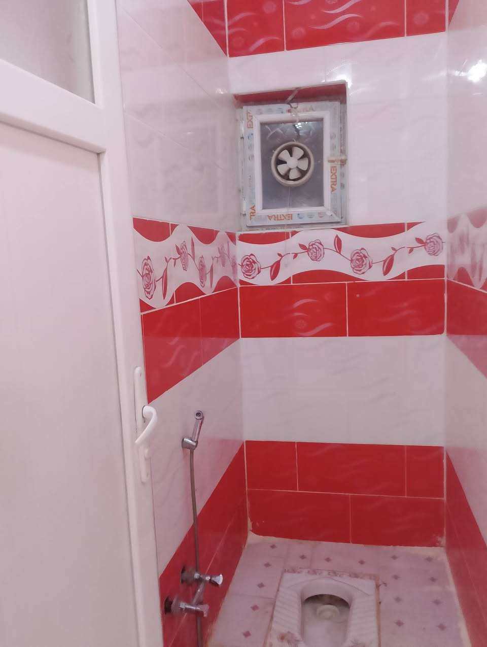 دار للايجار 
نظيف جدا
طابق ثاني معزول تماما
 العنوان 
حي الخضراء ....
خلف مول حفتابازاري كركوك 
مول كركوك الاسبوعي

المساحه 175متر
بناء حديث 2020
غرف نوم عدد 2 (4× 5)
غرفه ضيوف كبيره( 4×6)
صاله داخليه كبيره
بيتونه كبيره
بلكونه كبيره 
مغاسل حمام وتواليت سراميك 
مطبخ سراميك 
ارضيه البيت كلها كاشي موزايك
شبابيك و ابواب VBC
البيت  عليه ادامه كامله من صبغ وكهربائيات...الخ 
يوجد فيه خط مولده 
 الكهرباء والماء معزوله
سخان وماطور ماء مع تانكي عدد 2 كبيران
السعر 300 قغل
مطلوب عائله صغيره
ويفضل ان يكون موظف
اتصال بالرقم***********
مكتب عقارات كركوك الذهبي
