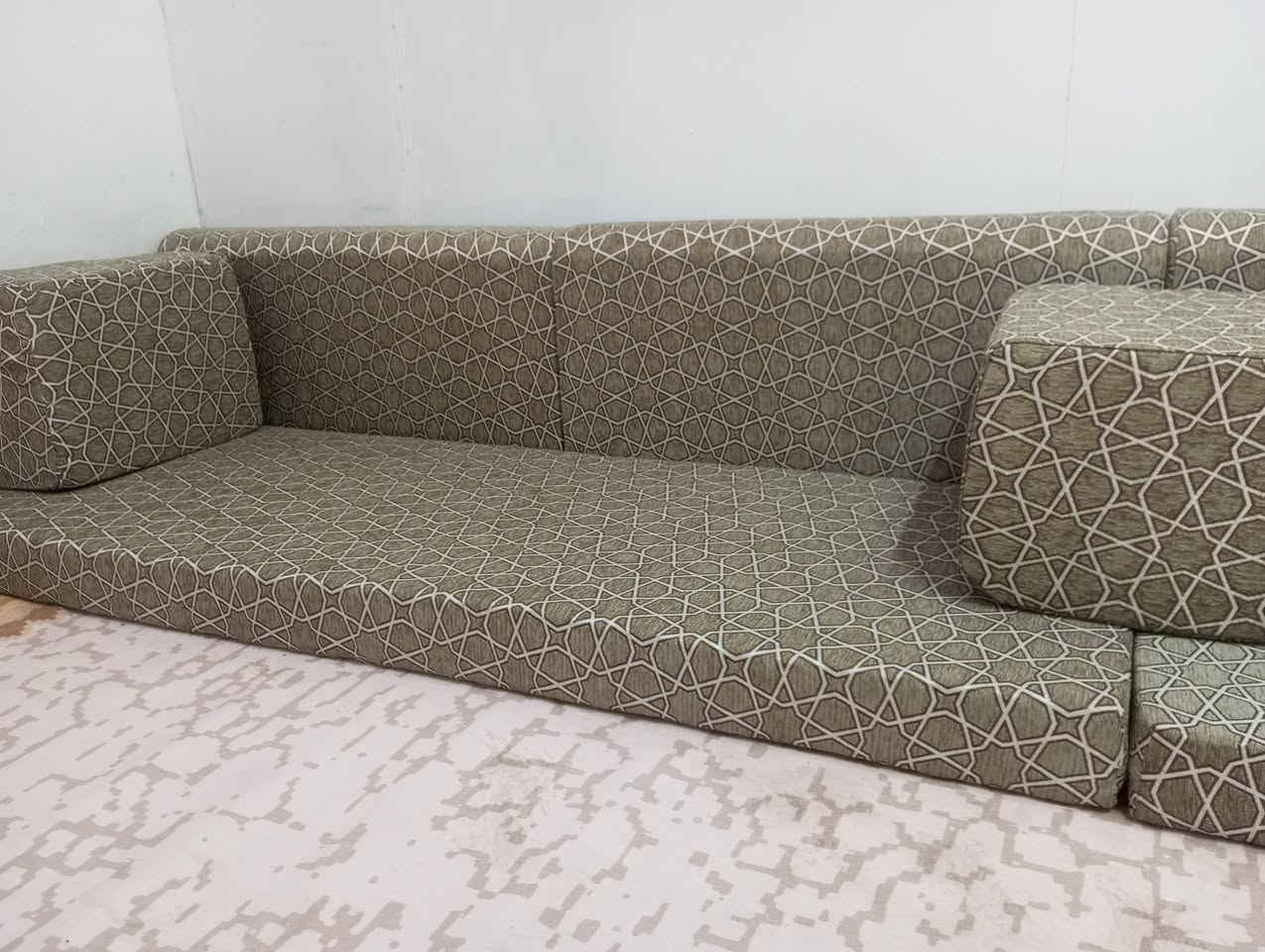 كعده عربيه ضغط عالي
3 قعه 2 متر مع تكيه السعر 230
البصره ـ القبله ***********
