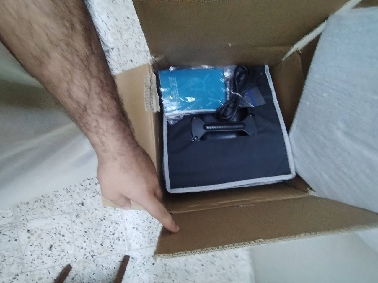 جهاز تندر ٢٨٠٠ الباب الأول ما مفتوح بل كارتونة اخر قطعة من الباب الأول ***********
