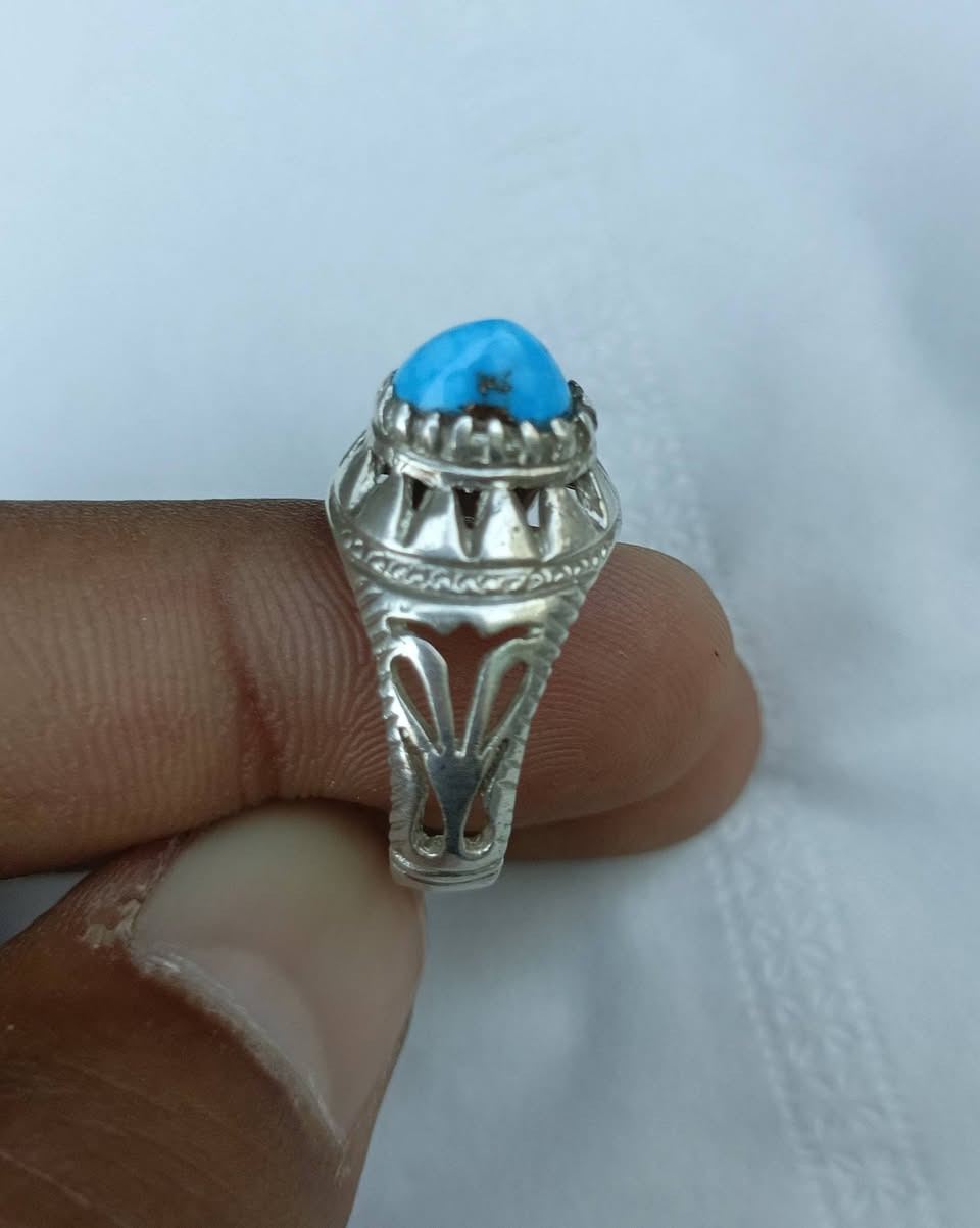 السلام عليــكم
خاتم فيروزي نيشابوري لبه گصه هرميه قياس الخاتم (20) ماملبوس قطعه كلش حلوة  سعرها (35 الف) 
بدون إحراج توصيل ماكو 
مكاني  بغداد مدينه الصدر


**إذا كنت صاحب هذا الإعلان وتريد حذفه لأي سبب، رجاءا أرسل رسالة إلى الدعم الفني**