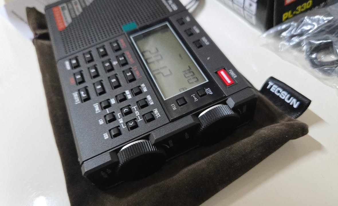 TECSUN PL-330
جديد لوك غير مستخدم
ميزة الكشف المتزامن (SYNC) تعمل على تحسين جودة استقبال الإشارات الضعيفة وتقليل التداخل الناتج عن المحطات المجاورة.
دعم حزمة النطاق الجانبي الموحد (SSB): يتيح استقبال اتصالات هواة اللاسلكي والملاحة، مع إمكانية الضبط الدقيق للنطاق العلوي (USB) والنطاق السفلي LSB) بخطوات تصل إلى 10 هرتز
نظام التخزين المحسن (ETM): ميزة حصرية تتيح مسح النطاقات وتخزين المحطات تلقائياً وتصنيفها بناء على ساعة
 المسح لتسهيل الوصول إليها. سعة الذاكرة يتسع النظام الداخلي
 لحفظ ما يصل إلى 850 محطة إذاعية عبر مختلف النطاقات.
البطارية يعمل بواسطة بطارية ليثيوم أيون قابلة
الإعادة الشحن من طراز BLC
منفذ الشحن منفذ شحن فئة USB يتيح تزويد الجهاز بالطاقة عبر الشواحن القياسية أو أجهزة الكمبيوتر
الشاشة شاشة رقمية من نوع LCD تعرض التردد
التوقيت، مستوى البطارية، ومؤشر قوة الإشارة.
الهيكل تصميم مدمج وخفيف الوزن مخصص للتنقل
والاستخدام الميداني.
للاستفيار مراسله الصفحه
***********

