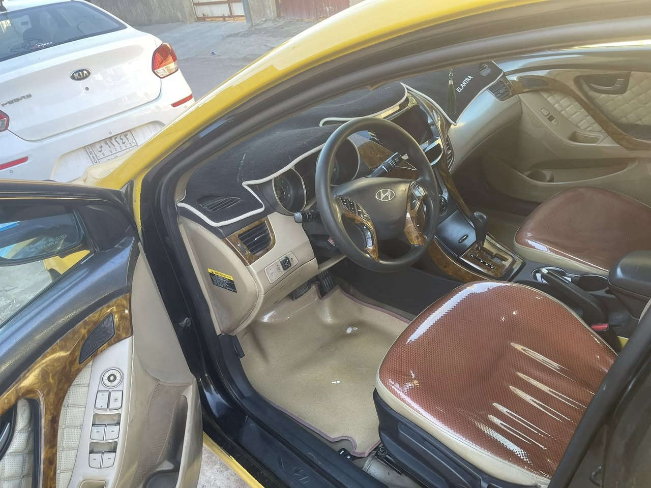 النترا 2013 امريكي حادثها جاملغ بدون دواخل بيها خصرة بالشاصي الايمن فقط، بدون اي تعمير كامله السيارة مابيها نقص، بيها منظومة غاز رقم دولي باسمي مصفرة هيئة وغرامات محرك كير بلاديات ماملعوب بيهن تخم تاير تدفئة تبريد كله جديد السعر 105 بيها مجال 
***********
