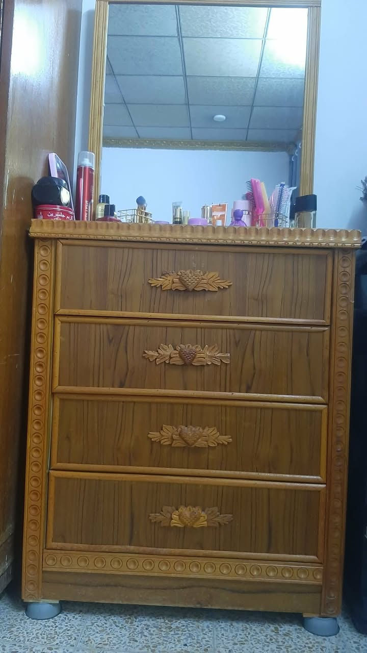 للبيع تخت اطفال وميز تواليت للتواصل واتساب ***********
