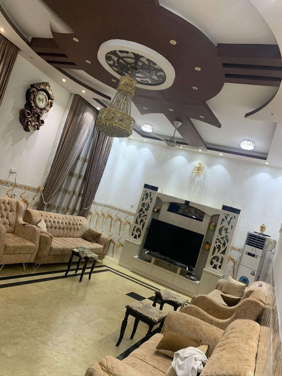 * ممكن مراوس مع دار في مجمع عمر الراوي المرحلة السادسة *
دار طابقين مسلح بناء حديث درجة اولى في التأميم حي الرياضيين قرب شارع النخيل وشارع 60 
المساحة / 300 متر طابو صرف
الوجه / 15 متر
البناء طابوق وسمنت للطابقين سنة 2020
يحتوي الدار على 6 غرف نوم
الطابق الاول يحتوي/
استقبال وصالة وغرفتين نوم ومطبخ حار وبارد ومجمع صحيات داخلية وخارجية ومناور وكراج وحديقة
والطابق الثاني يحتوي/
أربعة غرف نوم وصالة ومجمع صحيات
* ارضية الطابق الأول مرمر 
* ارضية الطابق الثاني بورسلين
* الواجهه تقطيع
* الدار جديد وجاهز للسكن 
السعر / 265 مليون قابل للتفاوض
للاستفسار 
مكتب ابو مصطفى للعقار في الرمادي حي المعلمين 
قرب فلكة الفرسان مقابل مصرف الخليج التجاري 
هاتف 
محمد  ***********
مثنى  ***********
يتوفر (واتساب) على نفس الارقام
