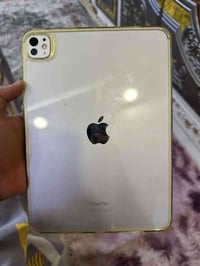 ايباد بروm4 ذاكرة ٢٥٦ بطاريه ٩١ والنضافه الف بالميه مكفول من كلهه سعره...