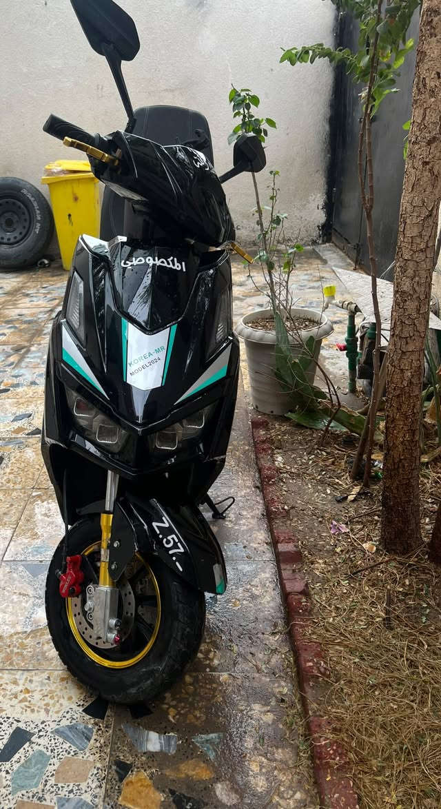 السلام عليكم دراجه سكنس شحن للبيع 6 بطاريات مبدلهن قبل 4 اشهر جاية من شركة البطارية الوحده 32 امبير شديت 33 امبير عليها عقل جبير
 تاير خلفي مبدل جديد 
صينيه ( فلنجه ) مبدل جديد 
دسك خلفي مبدل جديد 
سكليتر مبدل جديد سرعتها بالبرنامج 65 كيلومتر (حسب الوزن )
بيها الجوزه مال السويج ما تشتغل 
اشغل من كارت الدخول  
ينفتح صندوك ماعلي شي صندوك شاد جك سلايت  
دبل اشاره 
4 نمر 
لايت 4 عدسات ثلجي 
اصطاب خلفي 
هورن 
كهربائياتها  انا مشتغلهن قالع الفيش وموصل مباشر بالشرنك ( يعني انسى العطل اغسل براحتك ) 

السعر 650الف وبيها مجال حك الجية 👍🏿

مكاني البصرة ابي الخصيب 
للتوصل واتساب فقط ***********
