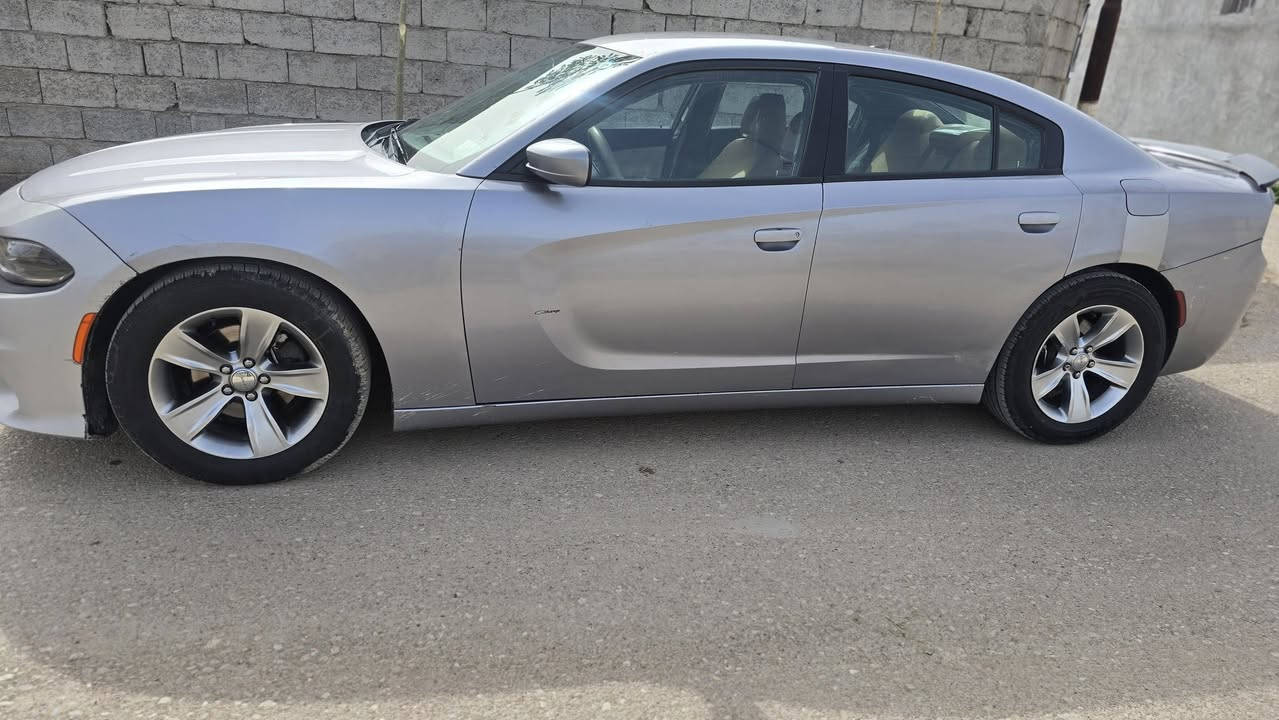 سلام عليكم جارجر مديل 2015
حداد تبريد تخم تاير لايت زنون
 رقم بغداد السياره باسمي شرط 
التحويل حادثها نص من الجاملغ
 وشويه من الباب الي خلف السايق
السعر'''''''''''  160 وبيها مجال بصيط
مكان السياره بغداد    ***********
