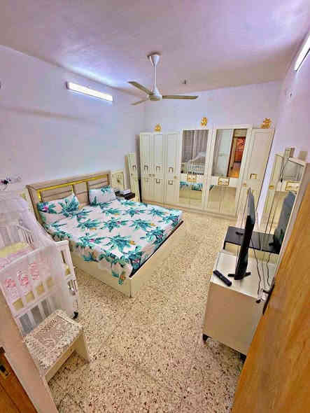 السلام عليكم  اني عدي بيت
 بغداد الغزاليه الهياكل 
مساحته 150متر
اثنين غرف جوه واستقبال ومطبخ
الفوك درج خارجي
بس بنص الطارمه مال البيت
السعر 355وبيه مجال لشراي 
***********
