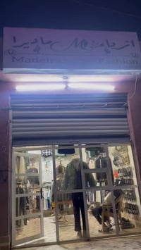 تصفية محل كامل للبيع كلشي داخل المحل ستاندات+حمالات+شخاطات+ملكانات صدر...