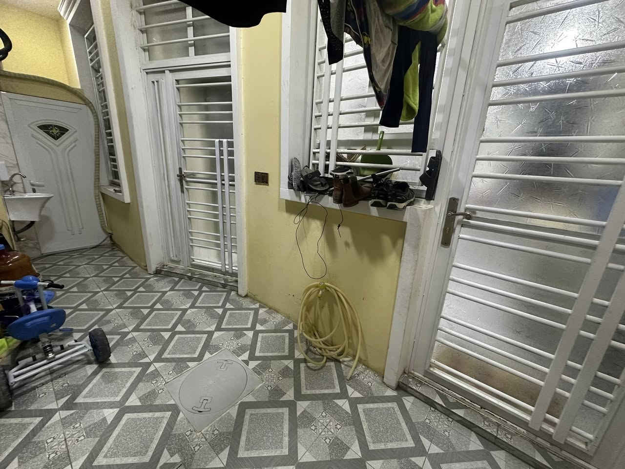 دار لبيع طابو زراعي الربيع  بيت البياع 85 متر مربع واجهه 7 نزال12 طابق واحد الثاني على النص غرفه نوم استقبال مطبخ ملحقات اخر فرع شارع سكله البستان السعر 94 لاستفسار ***********
