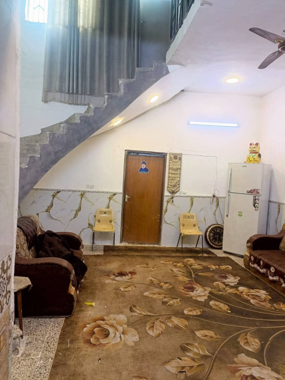 بيت طابقين مساحته 200متر  بناء بلوك  درجه اولى  مجاري والفرع مقرنص قرب سيطره الحميديه يبعد عن الشارع 50متر  كهرباء وشغل درجه اولى  كامل مابي اي نقص بس الواجهيا لبخ يرادلها فقط
ديوانيه الطول8 والعرض 4
مطبخ الطول 6والعرض4
صاله العرض 8 والطول 6
غرفه نوم الطول5 والعرض 5
 ترك خلفي الطول متر والعرض 8
الحوش طول 3 والعرض 8

طابق الثاني 
غرفه الطول 8والعرض 5
صاله الطول 6والعرض 3
حمام وتواليت الطول 3 والعرض 2 

قفله  75 

***********  بس واتساب
