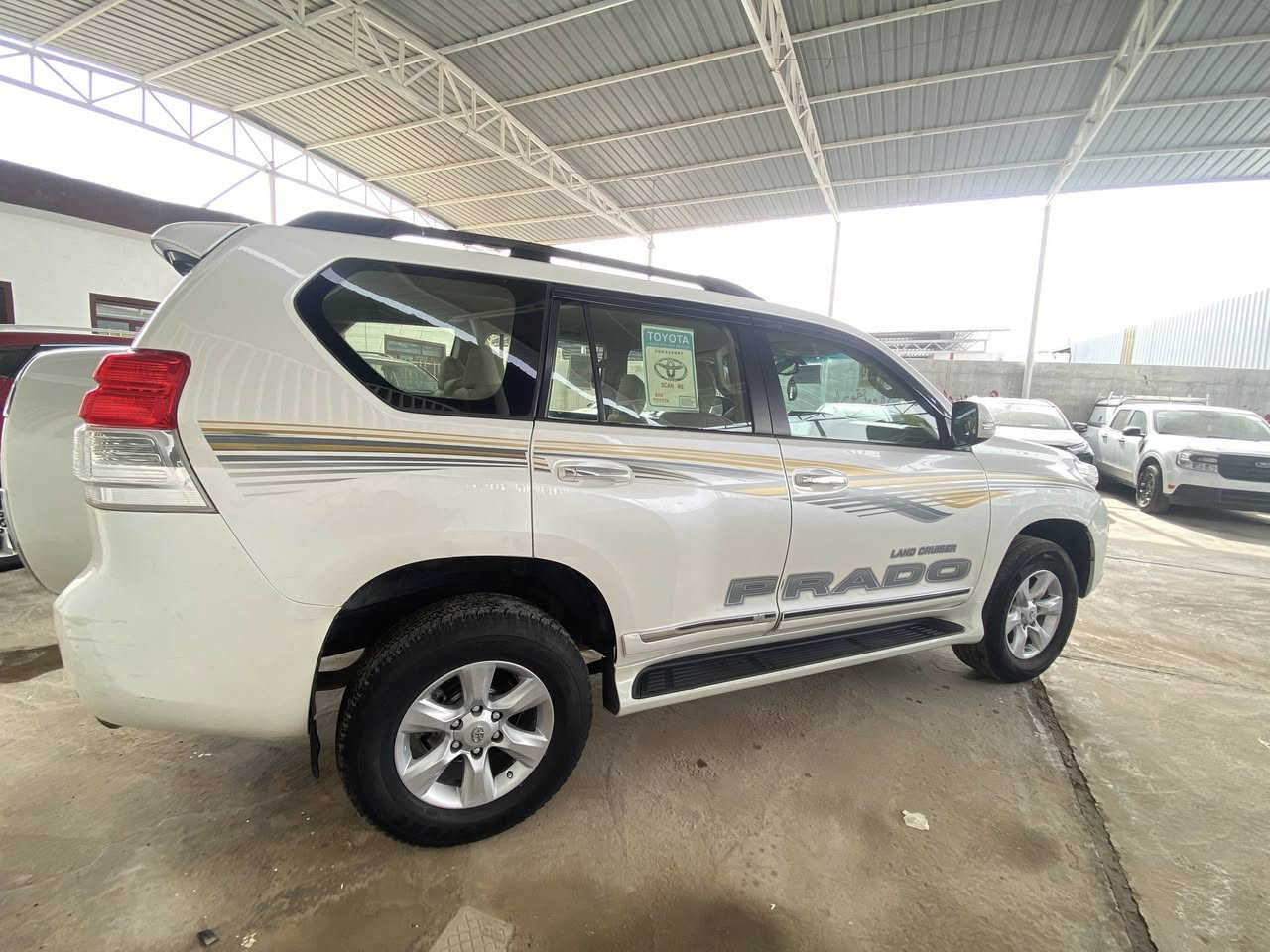 للبيع او المراوس حسب القناعة
برادو 2010 TXLكويتي 
السعر 208 وبيها مجال 
كفاله بدون صبغ 
بيها سونار 
مكينه 4سلندر 2700
رقم بغداد أنكليزي بأسمي 
سبير تعليك 
ثلاجة 
تبريد 3قطع
حساسات خلفية
7سبعه راكب 
اشاير بل مري 
مري شفط 
شاشه 
كامره خلفيه 
تحكم جهتين 
-مكان السياره سامراء 
-الاتصال على الرقم ‭ ‭ ‭0772 305 4947‬
