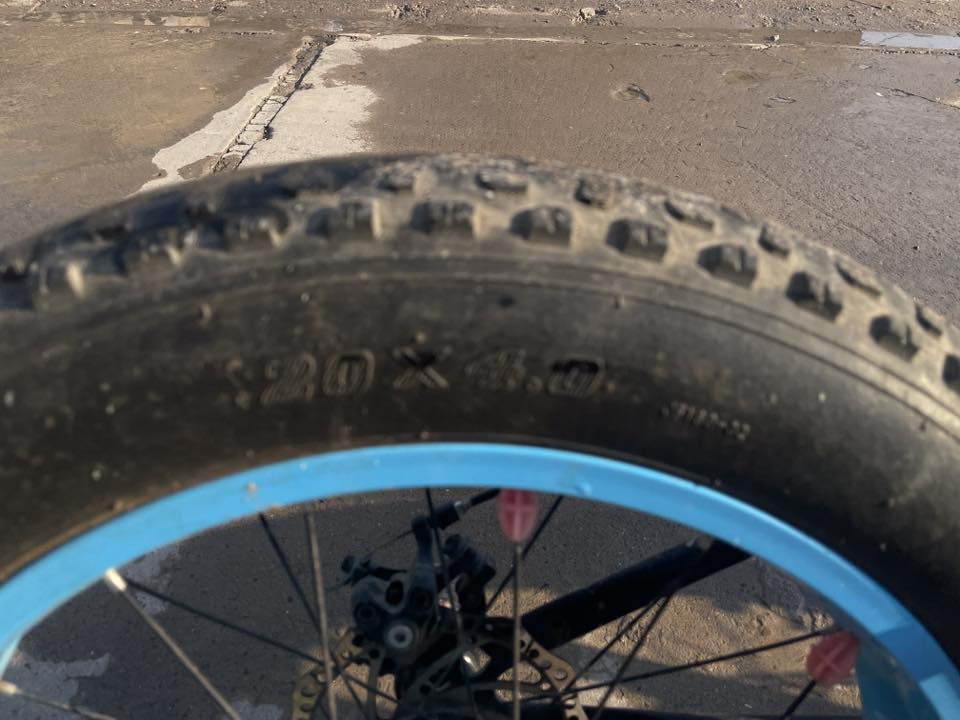 سلام عليكم باسكل جبلي شركةMIGEERماركة اصليه حجم الاطار20X4.0جبليات اصليه 6نمر سريع 💨 حجم الباسكل20بوصه يعني وسط الحجم تاخذو ما تصرف عليه ربع رايدو ب135ويه الحماليات وبدون الحماليات ب125الف ما يعوزو غير صجمات ب3الاف  قعاديه رياضي بريكات سليمه للتواصل على الرقم  فقط خاص ما موجود يتحمل وزن١٤٠كيلو***********
