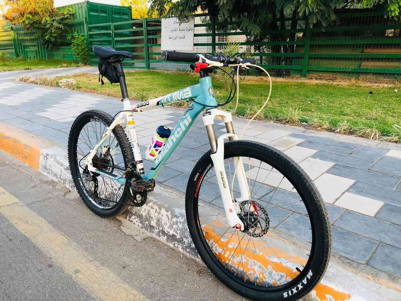السلام عليكم دراجه جبلي ماركه KUMA 5500 bianchi الايطاليه
حجم الدراجه 26  فريم عالي
دبل SR SONTOUR XCR 
سستم  شيمانو 2*10 ديور بالكامل عدا العقرب SLX
ستيرن ماركه fsa 
صينيه وذراع ماركه fsa
بريكات shimano m445
اطارات كتان
بطيخات deore xt
 
الدراجه للبيع او للمراوس مكاني بغداد شارع فلسطين 

***********
