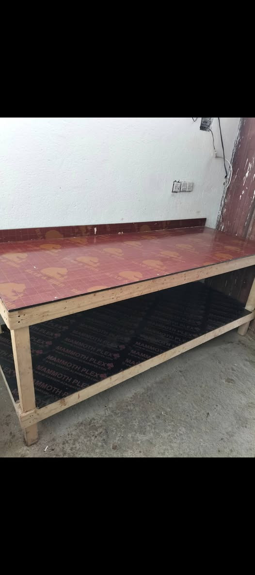 ميز خشب ٣ امتار العدد ٣ السعر الواحد  ٦٥  الف قفل وقوالب الواحد ع  قياس ٢٠و١٨  بغداد البلديات  ***********
