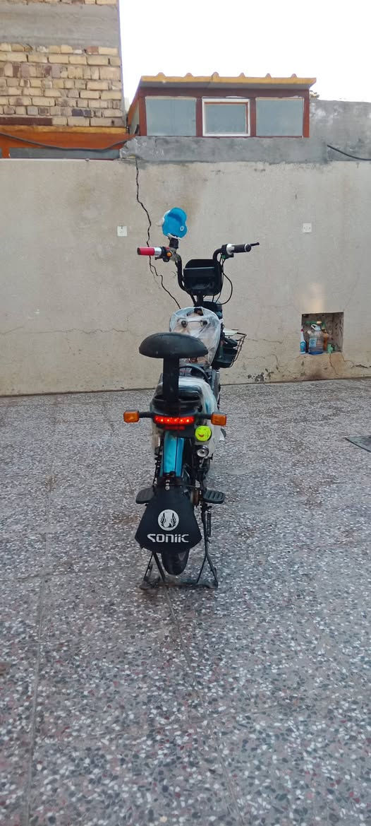 سلام عليكم دراجه شحن للبيع سعر ١٥٠وبيها ومجال دراجه كلش حلوه ***********ونضيفه مكان حله حي  شارع ٨٠
