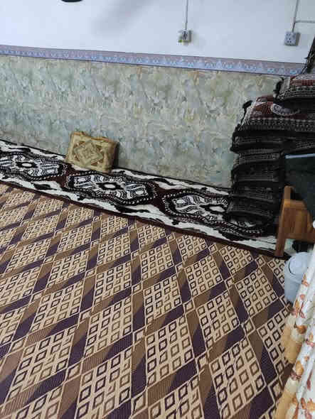 بيت للبيع في حي الغدير وره عقيل الفتلاوي ابو تبديل الدهن للسيارات بفرع مساحة 195م وجهة 8×25 غرفتين وهول واستقبال صحيات و كراج جبير السقف عكادة والأرضية صبابة باسمي السعر 125 مليون رقم موبايل ***********
