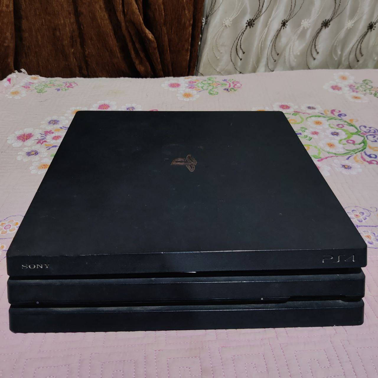 للبيع "ملك المنصات" PS4 Pro 1TB – نظافة فائقة وأداء 4K جبار مع أقوى الألعاب!
الوصف:
لعشاق التميز والدقة العالية، أعرض لكم جهاز PS4 Pro (النسخة الاحترافية الأقوى) بسعة 1 تيرا. الجهاز بحالة ممتازة جداً، استخدامه شخصي وبمنتهى العناية، ويعمل بسلاسة تامة وكأنه جديد.
لماذا تختار هذا الجهاز؟
أداء الـ Pro الخارق: هذه ليست النسخة العادية، بل نسخة البرو التي تدعم دقة 4K حقيقية وتقنية HDR، مما يمنحك تفاصيل بصرية مذهلة وألواناً واقعية جداً على الشاشات الحديثة.
نظام أصلي (Raw): الجهاز غير مهكر نهائياً، يعمل بنظام سوني الرسمي، مما يعني استقراراً كاملاً في النظام، وقدرة على اللعب أونلاين وتحميل التحديثات بدون أي خوف من "الباند".
ثبات الأداء: بفضل معالج الرسوميات القوي (4.2 TFLOPS) ووضع Boost Mode، ستحصل على عدد إطارات (FPS) أعلى وسلاسة فائقة حتى في أضخم الألعاب التي تتطلب مجهوداً عالياً.
جهاز "بكر": الجهاز نظيف جداً من الداخل والخارج، لم يدخل صيانة أبداً، وهذا يضمن لك عمر استهلاكي طويل وأداءً هادئاً بدون صوت مراوح مزعج.
مكتبة ألعاب خرافية (جاهزة للعب):
الجهاز يأتي مع حساب يحتوي على مجموعة من أضخم العناوين التي يبحث عنها الجميع:
Resident Evil 4 Remake (النسخة الأسطورية والأكثر طلباً حالياً).
A Plague Tale (رحلة درامية مذهلة برسوميات سينمائية).
Battlefield 1 (لمحبي الحروب الجماعية والأجواء الحماسية).
Mortal Kombat 11 و Hitman.
بالإضافة إلى العديد من الألعاب الأخرى المتنوعة داخل المكتبة.
الملحقات:
جويستك (يد) عدد 2: اليد الأولى تعمل بامتياز وبدون أي مشاكل، اليد الثانية تعمل بشكل ممتاز أيضاً لكنها تحتاج فقط لتبديل بطارية (لأن شحنها ينفد بعد 15 دقيقة)، وتكلفتها بسيطة جداً ولا تؤثر على جودة اللعب.
السعر المطلوب:
260,000 دينار عراقي (والسعر قابل للتفاوض البسيط جداً للشراي طبعا).
الموقع: [ميسان - العمارة - حي الجامعة]
للتواصل والاستفسار: [***********] عمارة, ميسان
