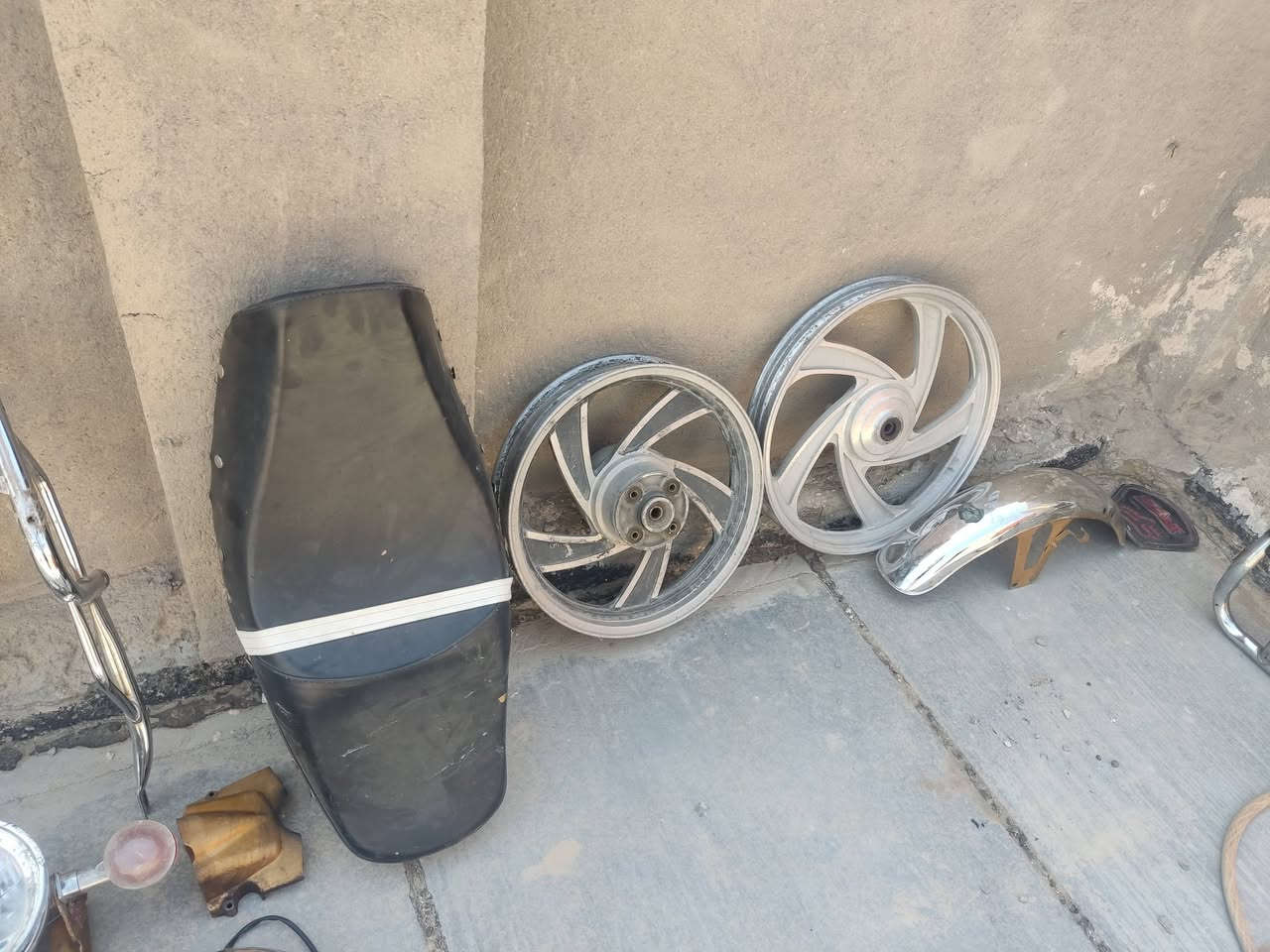 السلام عليكم غراض جونده للبيع ما ابيع مفرد كلهن شلع ابيعهن كلهن 150وبيهن مجال للاستفسار الاتصال على الرقم *********** واني بخدمتكم مكاني طويريج الجدول الغربي
