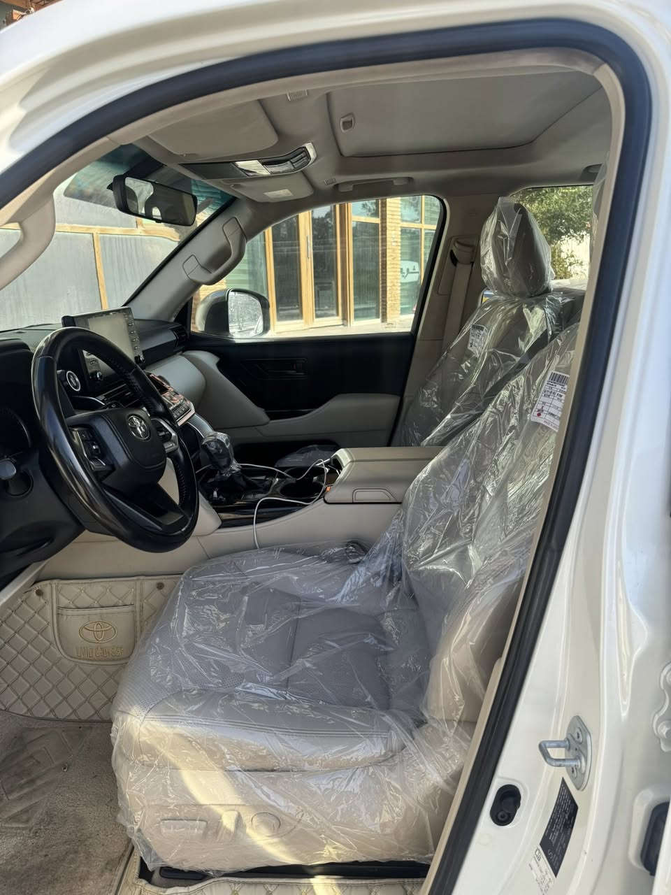 لاندكروز 2023GXR معروفه مواصفاته ماشيه 53 رقم بغداد بسمي بيه سياره كفاله بيه ملاحضات بسيطه كلش سياره جديده مستعجل ع بيع مكان السياره البصرة سعره 590 وبيه مجال قليل ماكو هيج سعر بالعراق كله الاستفسار ***********
