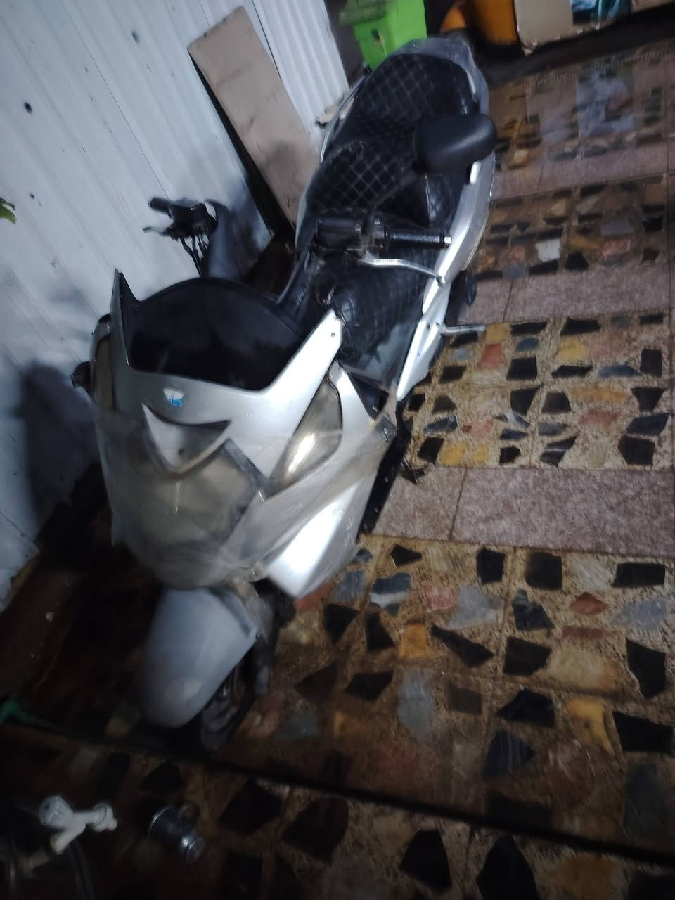 سلام عليكم من ارخص لدمن دراجة سلفر ونج محرك 600دراجة دك 140وتعبر بس بيهة من شغل دخانة وببهة صوت بستم ابيعلك كوم حديد شغالة وتمشي بس ابيعلك حديد سعر مال بلاش 450قفل ماكاني شعب ***********
