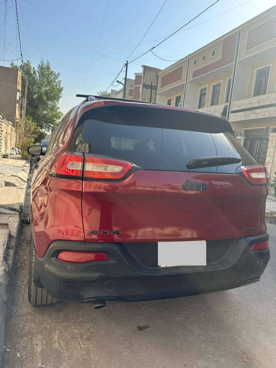 السلام عليكم جيب شيروكي للبيع بغداد موديل 2017 وارد امريكي دفع رباعي محرك 2400 
للتفاصيل التواصل واتساب على الرقم ***********
