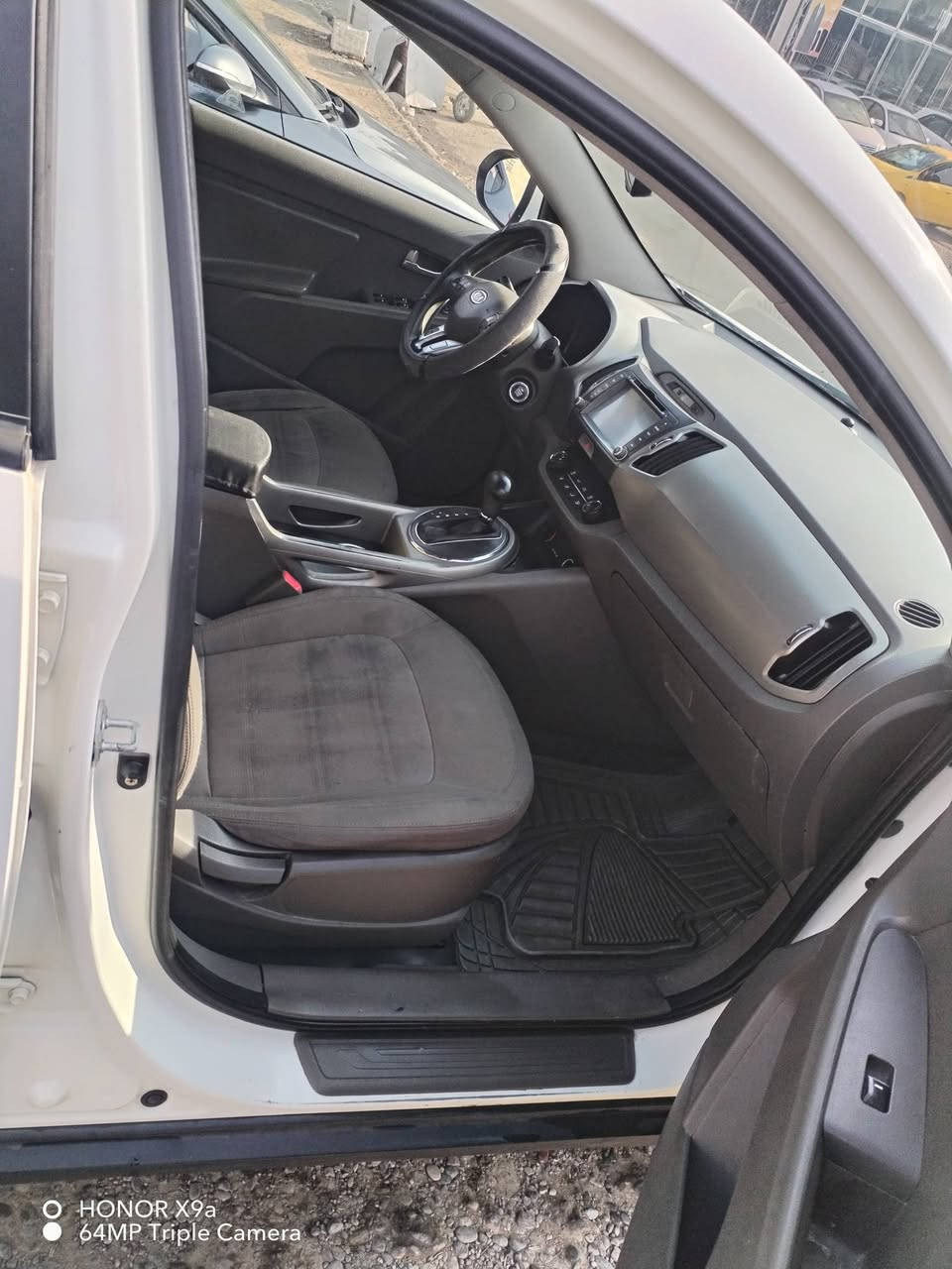 السلام عليكم  
كيا سبورتج 
وارد خليجي 
مكينه اربعه سلندر 2400
كير 6 نمر 
فول مواصفات 
بانوراما 
بصمه 
تشغيل عن بعد 
مرايات كهرب 
تحكمات 
بدون صبغ فقط ملاحضات 
رقمها اربيل الدولي 
بطاقه بانزين 
ويل كروم 
حساس امامي +خلفي 
شرط تحويل + وكاله 
مكاني الموصل حي الميثاق 
السعر 145 وبيها مجال 
***********
***********
