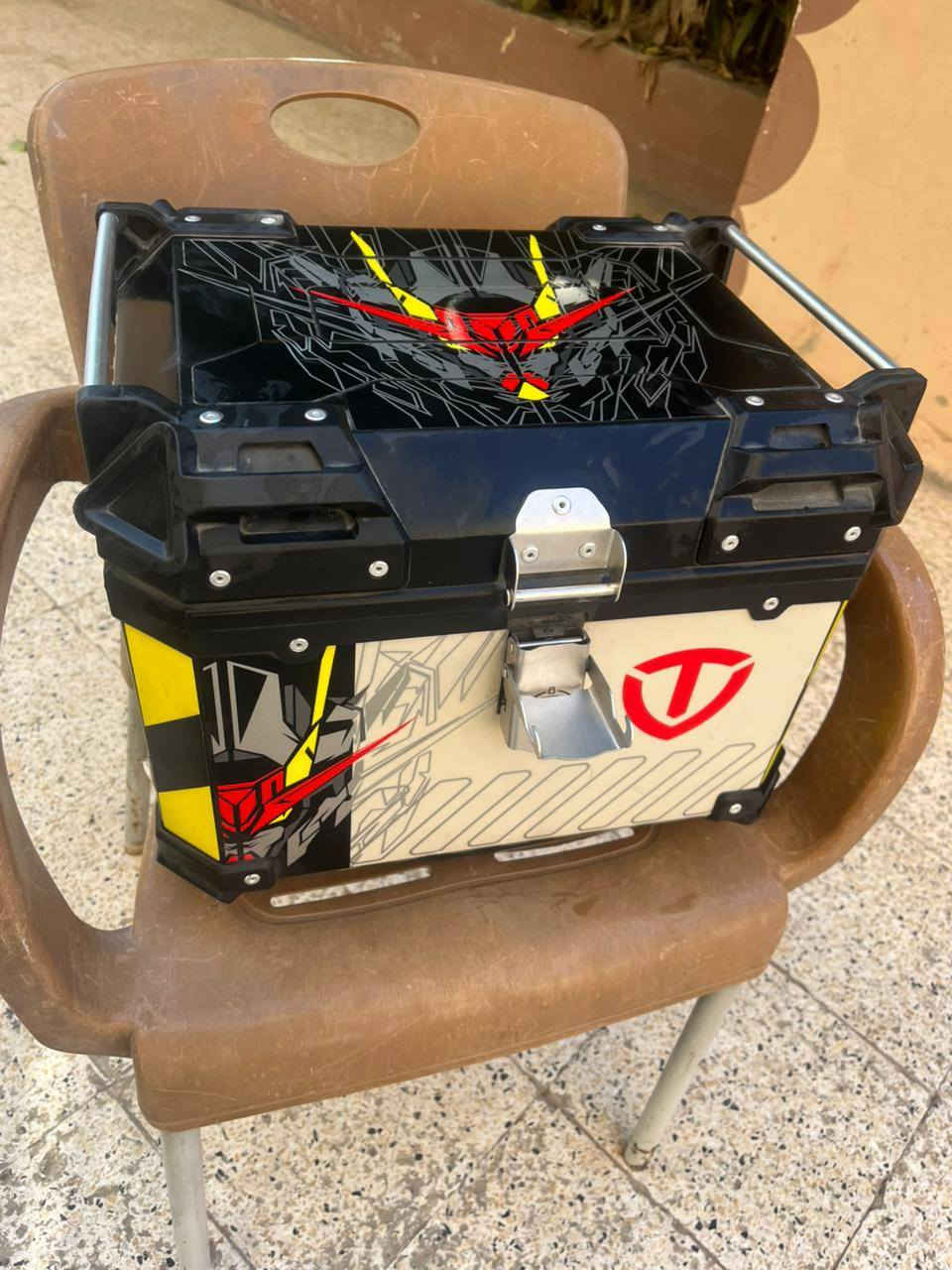 صندوق دلفري نضيف حيل حيل نضيف سعرو 23الف 
***********
