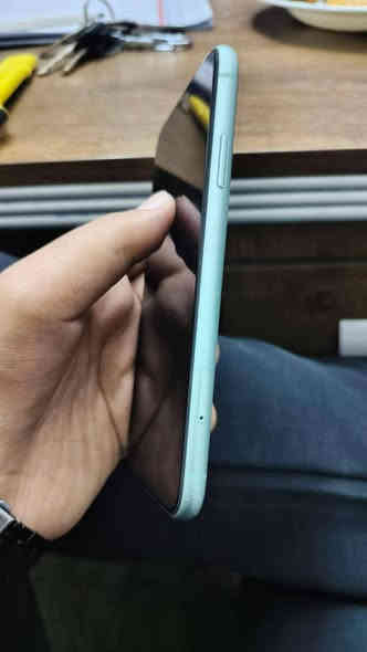 ايفون 11 عادي 📱 
الذاكره 128
بطاريه 72
مامفتوح شرط
موجود واتساب 
***********
