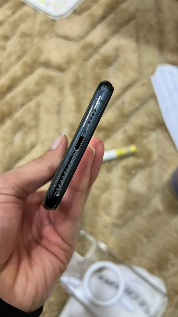 11 برو ماكس 256 
بطاريتة 100 مبدلة كلش زينھَہ 
وشاشة مبدلة نوعية زينھَہ 
250 الف وبي مجال 
او مراوس وية 13 برو فقط 256 وانطي فرق 
***********
